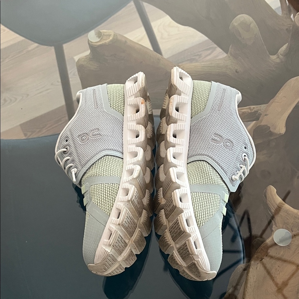 Stylish Women's Oncloud Sneakers in Light Green and Gray - Picture 4 of 7